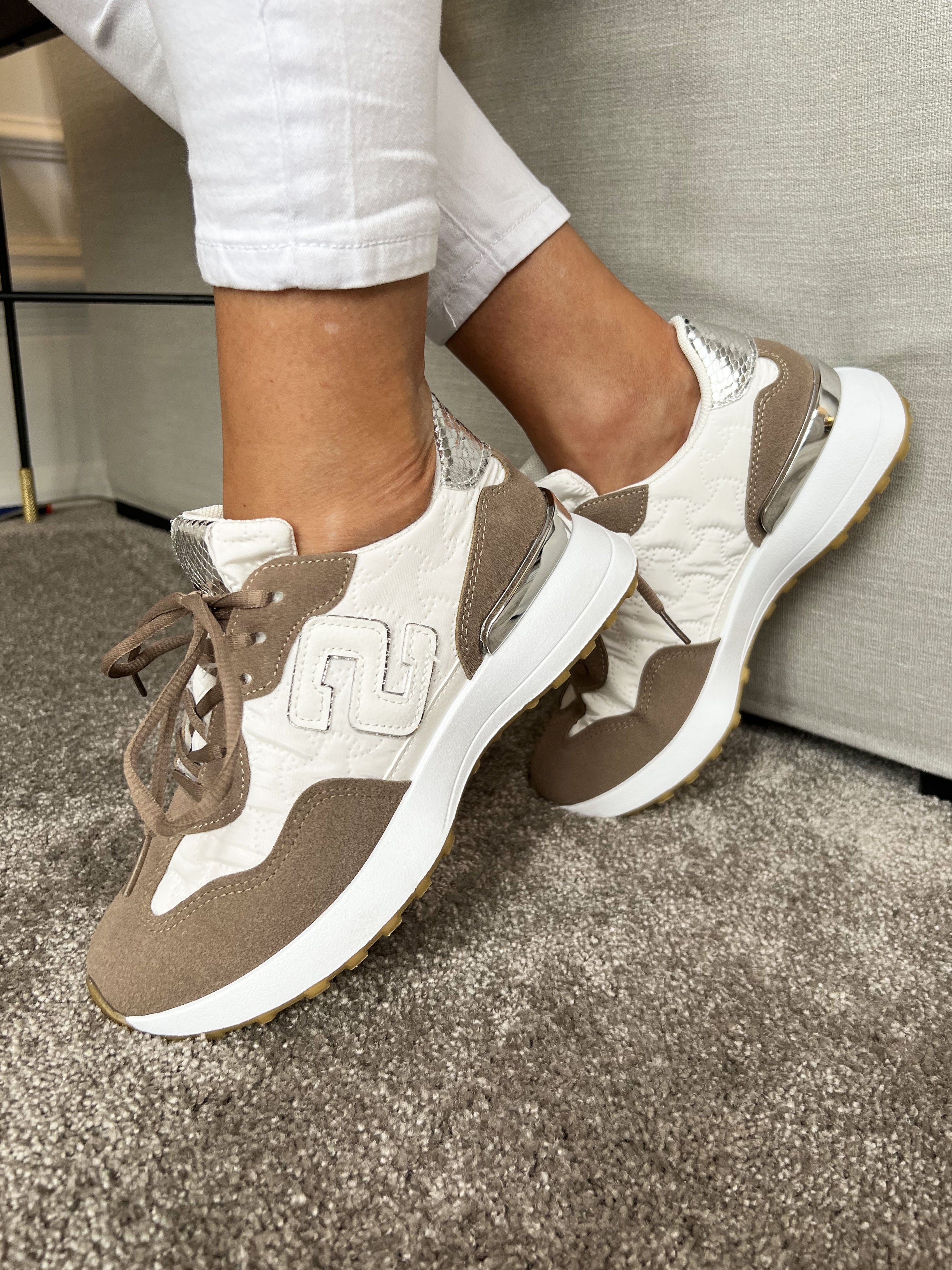 Line - Sneakers med slangeprints detaljer